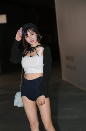 自信大气黑白配 [386P1V-9.49GB]