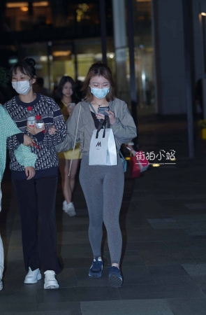 街拍灰色紧身弹力裤美眉