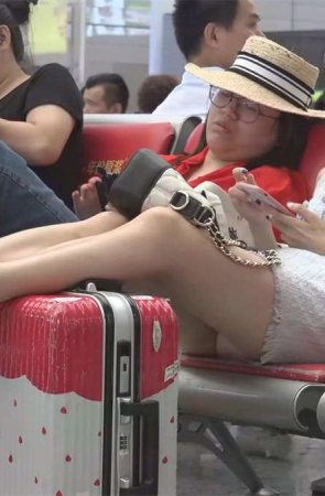 候车室里的极品裸足美女美脚放在箱子上抖动