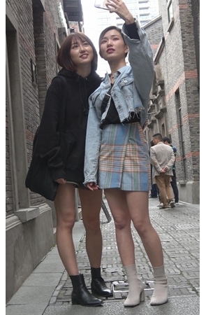 两个在拍照的小姐姐[1.88G/MP4]