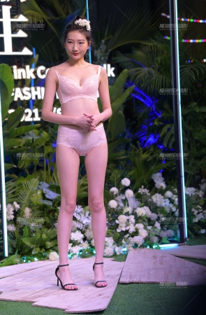 一模两套，美腿内衣模特