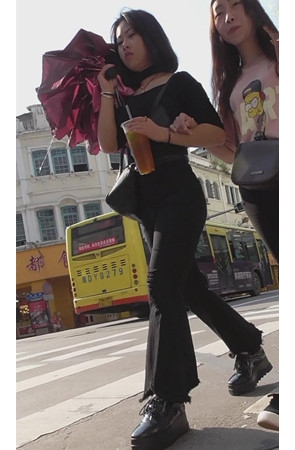 黑色喇叭裤短发美女