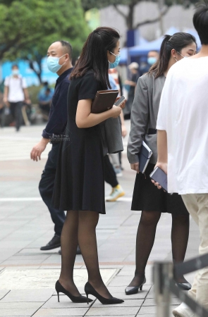 街拍黑丝细高跟