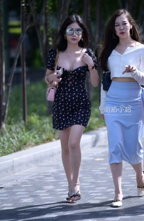 低胸裙墨镜小姐姐