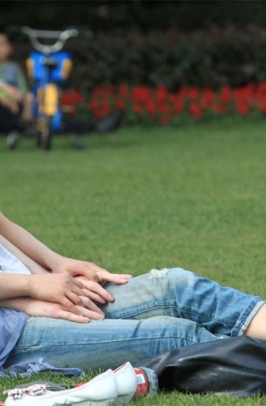 No709 一双红润玉足领衔的草地圆舞曲