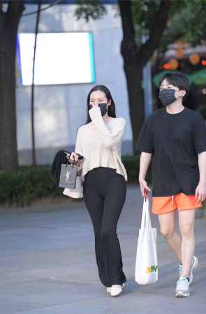 红石街拍作品 – 一只白狐