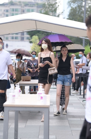 摄神街拍作品 – 性感吊带裙肉丝美腿美女