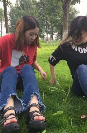 约拍清纯姐妹穿紧身牛仔裤摆拍 [1.07 GB]