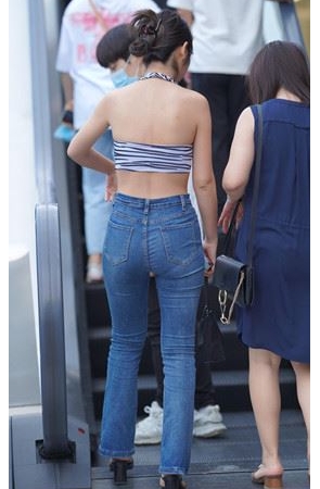 紧身牛仔裤妹子【套图+视频】