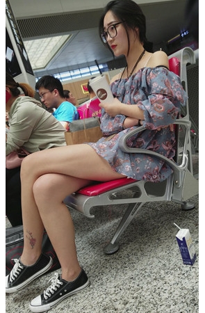 漂亮的花裙小姐姐