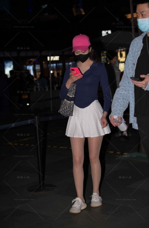 夜拍超短百褶裙，肉丝小姐姐