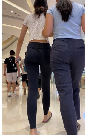 商场里的黑色紧身裤小姐姐