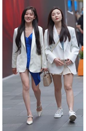 两个漂亮的白色外套女孩【套图+视频】