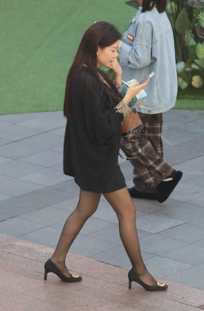 街拍黑丝高跟少妇-13P