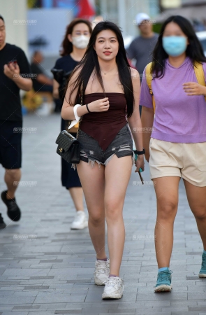 开心逛街热裤美女