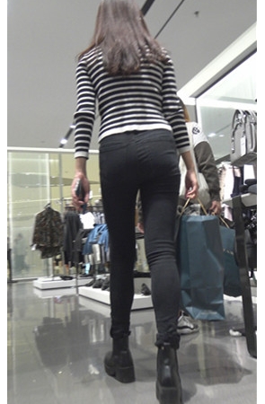 黑色牛仔裤妹子
