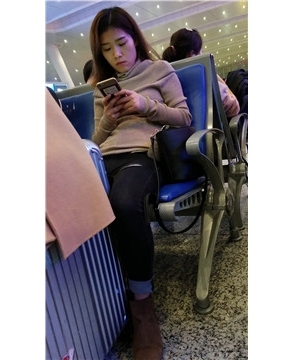 4k-高铁站候车室拍摄紧身破洞牛仔裤美眉，颜值挺高的。