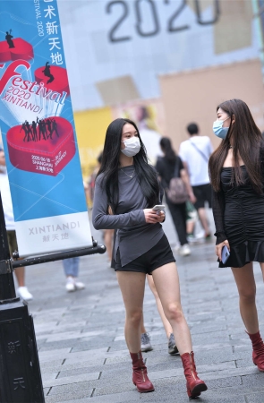 咔喳街拍作品 – 小红靴