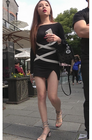 漂亮的长发连体裙美女