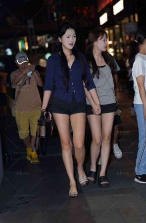 夜拍黑色热裤美腿