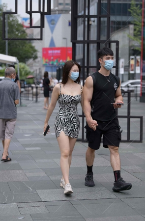 街拍低胸条纹裙女盆友