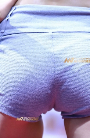 灰色运动短裤美女