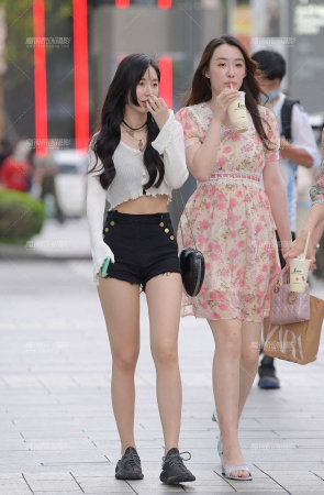 热裤大白腿美眉