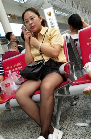 4k-候车室拍摄黄衬衫街拍黑丝性感美腿