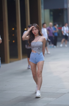 可爱的邻家热裤小妹