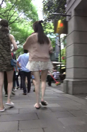 白色蕾丝V领连衣裙气质街拍美腿美女