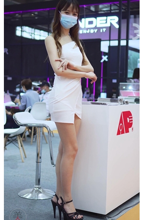 前台的白裙模特