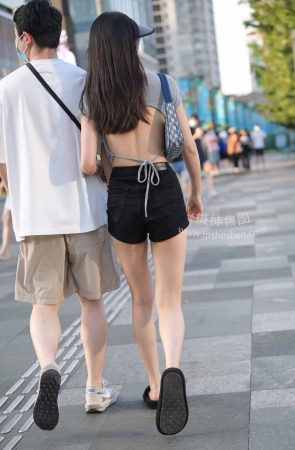 22723-2+71热裤美背女友 14P