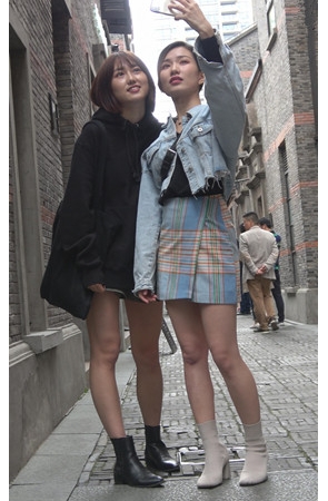 两个漂亮的小姐姐