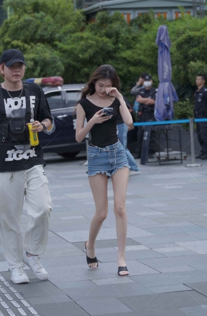 街拍苗条的热裤mm