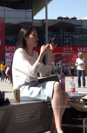 4K – 打电话的小姐姐 [1.37 GB/MP4]