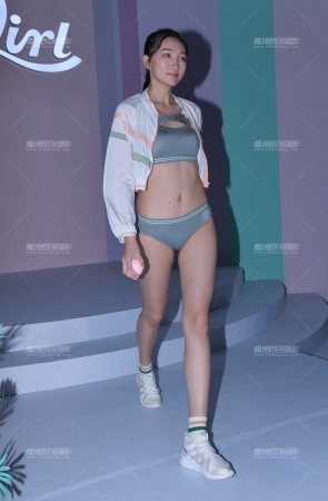 这个展台，展示各种服装