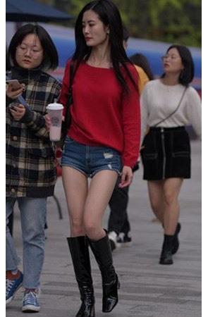 红衣黑靴热裤妹子(83P)