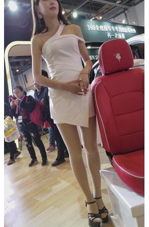 白色连体裙模特美女