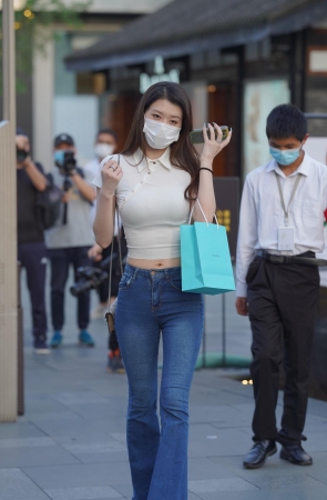 小姐姐简单的穿着 搭配出全是腿的效果