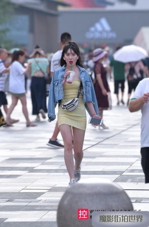 紧致包屯裙美眉3A3771[696M]