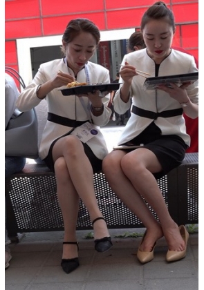 K – 抓拍吃午饭的高跟美女 [2.71 GB/MP4]