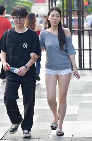 25324-7=86√玉腿白热裤，拖鞋女友 12P