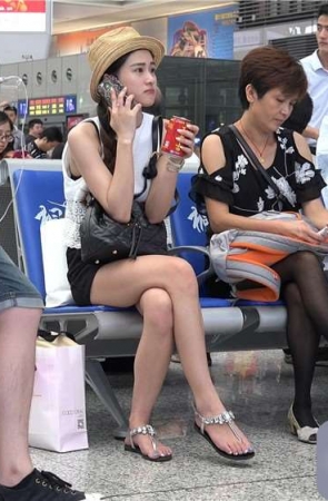 喝王老吉的苗条美腿凉鞋小姐姐 [4.87 GB/MP4]