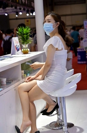 展会翘着二郎腿的小姐姐3分03秒 [958 MB]