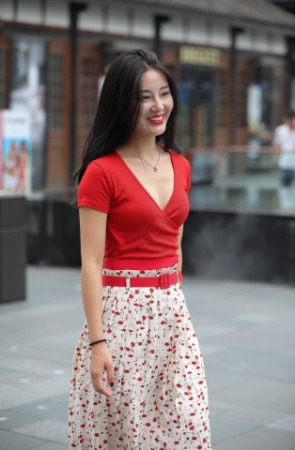 美女今天心情不错