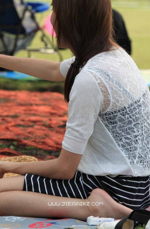 漂亮玉足年轻辣妈