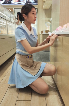 4K视频好利来蓝色工装店员肉丝在工作显得更美