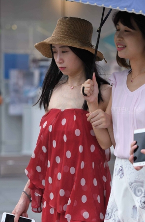 街拍抹胸裙靓妹