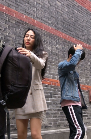 性感身材米色高跟短裙御姐