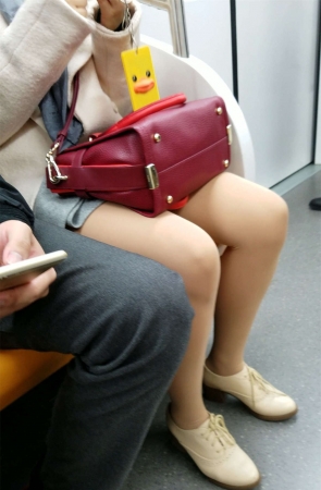 地铁拍摄肉色丝袜OL少妇